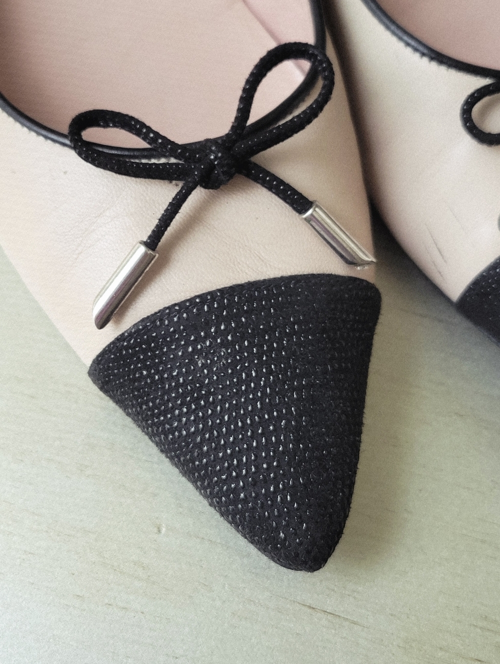 Stuart Weitzman Cream and Black Pointed Toe Bow Flats - Picture 2 of 13